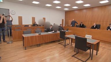 Menschen sitzen im Gerichtssaal