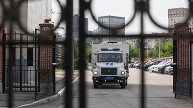 Ein Gefängniswagen ist vor dem Gebietsgericht Swerdlowsk abgebildet, das einen Fall gegen den wegen Spionage angeklagten amerikanischen Journalisten Evan Gershkovich, Reporter beim Wall Street Journal (WSJ), verhandelt.