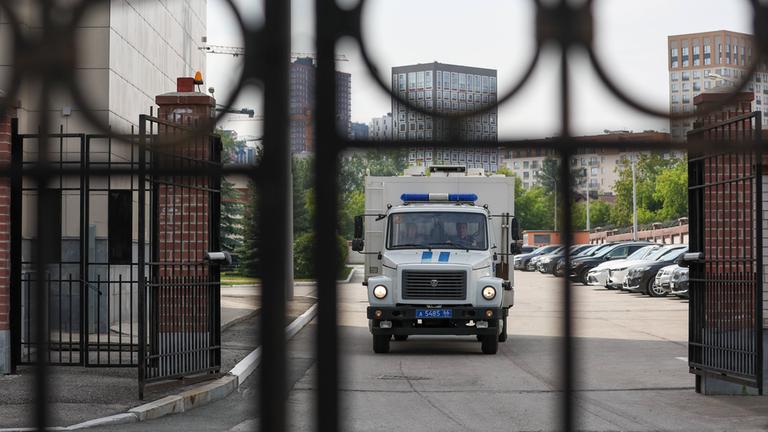 Ein Gefängniswagen ist vor dem Gebietsgericht Swerdlowsk abgebildet, das einen Fall gegen den wegen Spionage angeklagten amerikanischen Journalisten Evan Gershkovich, Reporter beim Wall Street Journal (WSJ), verhandelt.