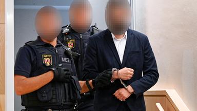 Archiv: Der Angeklagte kommt in den Verhandlungssaal des Landgerichts in Zweibrücken