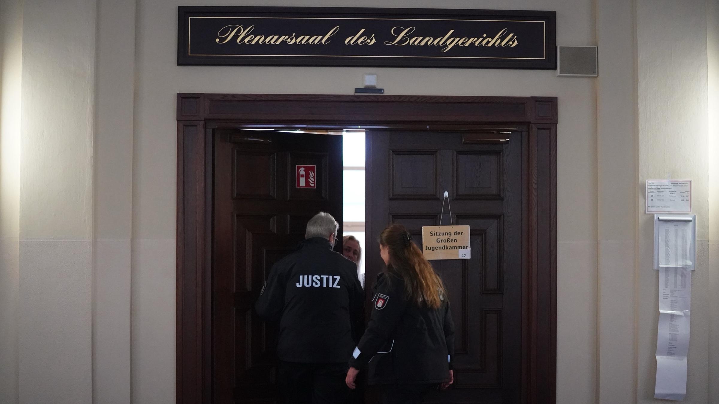 Justizbeamte gehen im Strafjustizgebäude in den Sitzungssaal 300 am 28.11.2023 in Hamburg.
