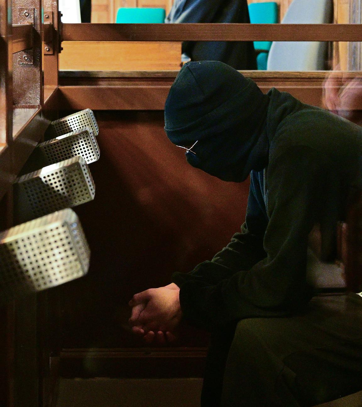 Der Angeklagte Wassim Al M. sitzt zu Prozessbeginn im Saal des Kriminalgerichts Moabit. 