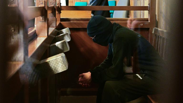 Der Angeklagte Wassim Al M. sitzt zu Prozessbeginn im Saal des Kriminalgerichts Moabit. 