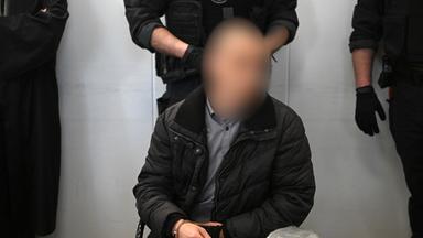 Der wegen Mordes an der neunjährigen Valeriia Angeklagte wird im Landgericht von Justizbeamten neben seinem Verteidiger Jörg Neuber (l) vorgeführt.