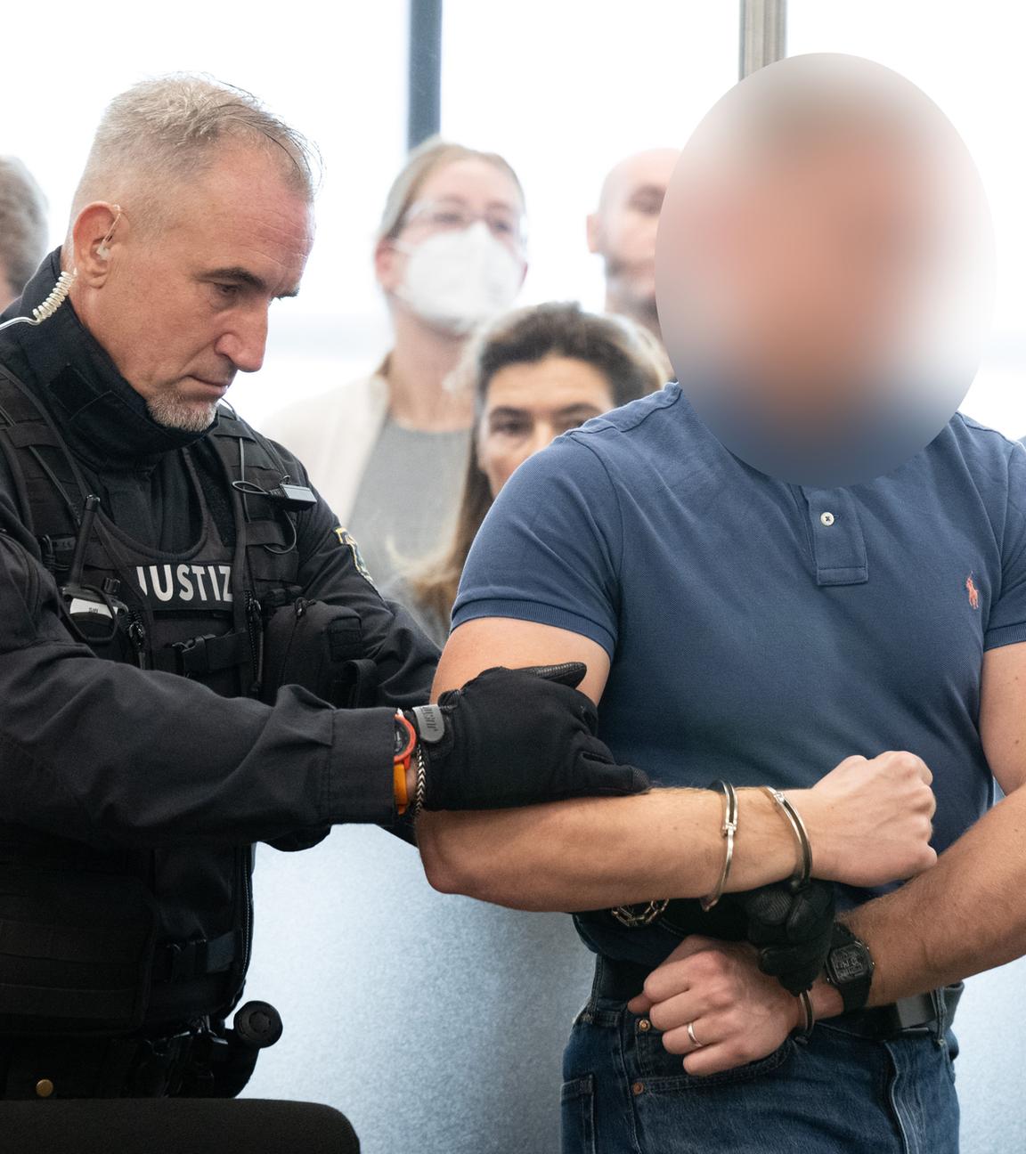 Ein Angeklagter kommt im Prozess gegen insgesamt sieben mutmaßliche Linksextremisten in das Oberlandesgericht Dresden (OLG).