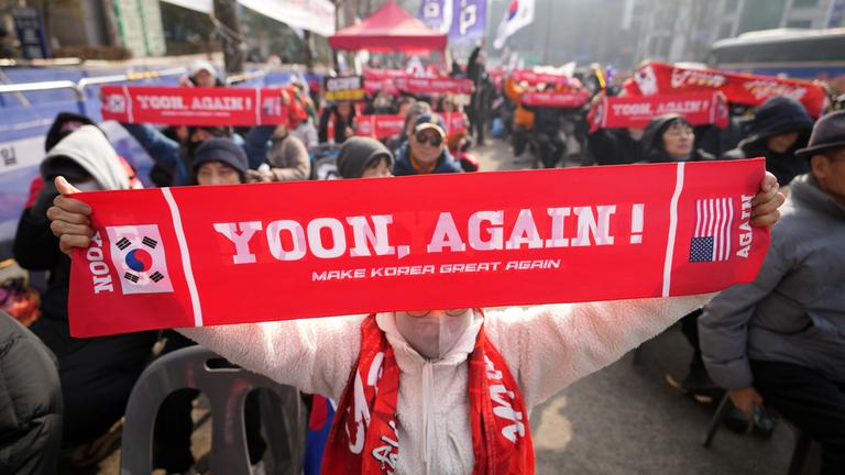Anhänger des ehemaligen südkoreanischen Präsidenten Yoon Suk Yeol halten Schilder vor dem Seoul Central District Court in Seoul, Südkorea.