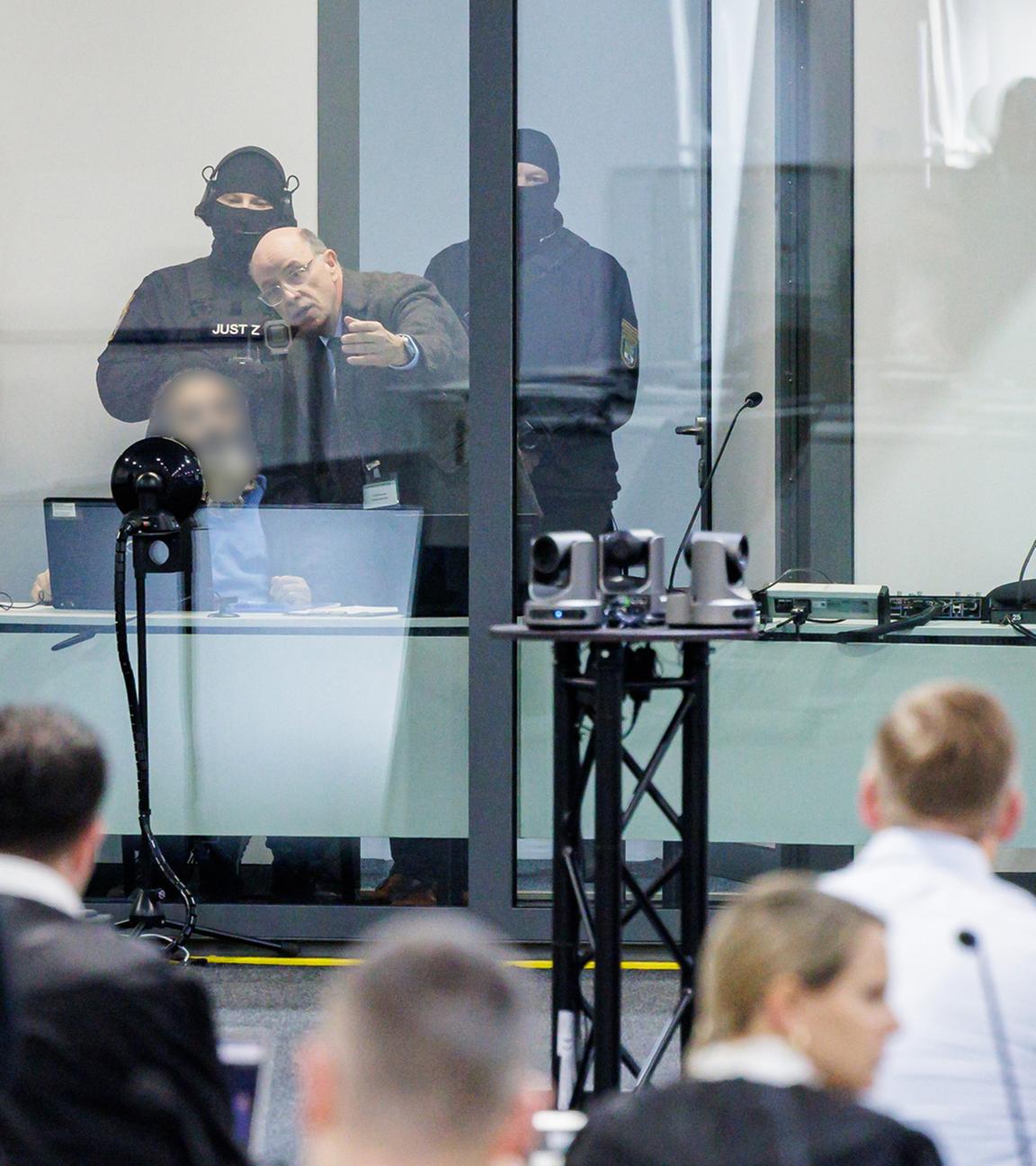 Der Angeklagte Taleb A. am 10.11.2025 im Gerichtssaal in Magdeburg - Prozess nach Weihnachtsmarkt-Anschlag 