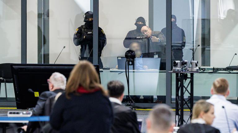 Der Angeklagte Taleb A. am 10.11.2025 im Gerichtssaal in Magdeburg - Prozess nach Weihnachtsmarkt-Anschlag 