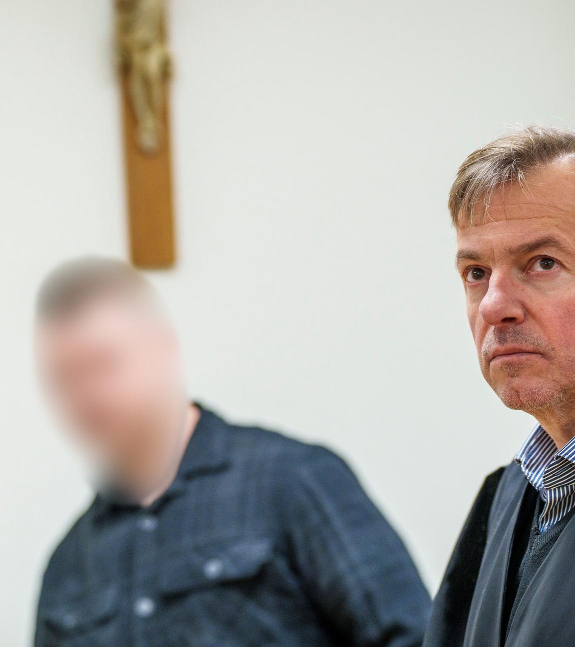 27.10.2025, Bayern, Alzenau: Der angeklagte Polizist (l) und Frank Kumpolt, Anwalt des Angeklagten, haben sich im Gerichtssaal erhoben.