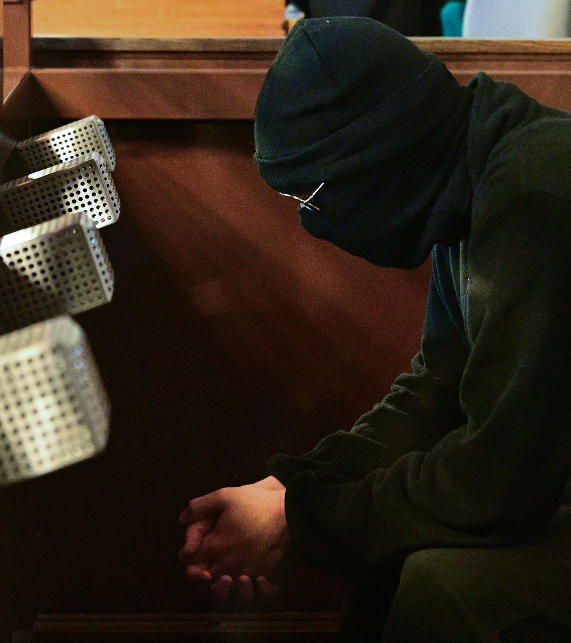 Der Angeklagte Wassim Al M. sitzt zu Prozessbeginn im Saal des Kriminalgerichts Moabit. 