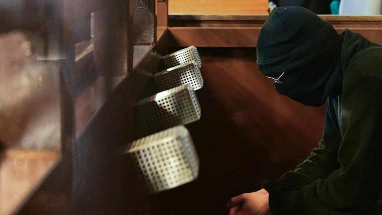 Der Angeklagte Wassim Al M. sitzt zu Prozessbeginn im Saal des Kriminalgerichts Moabit. 