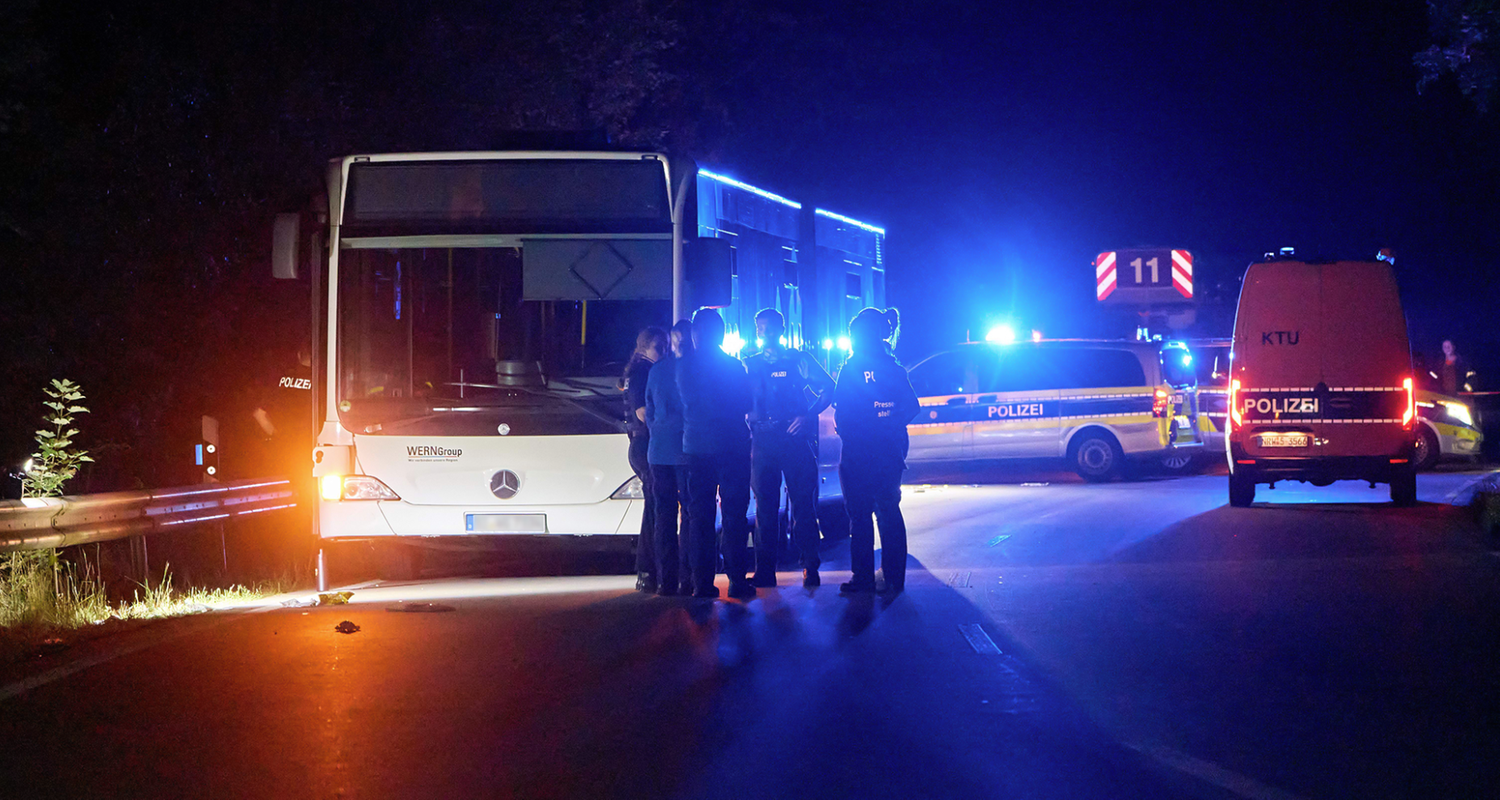Einsatzkräfte mit Linienbus