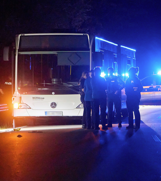 Einsatzkräfte mit Linienbus