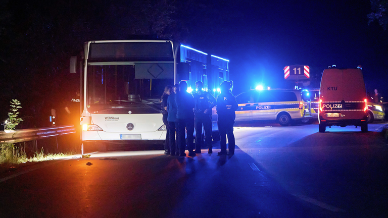 Einsatzkräfte mit Linienbus