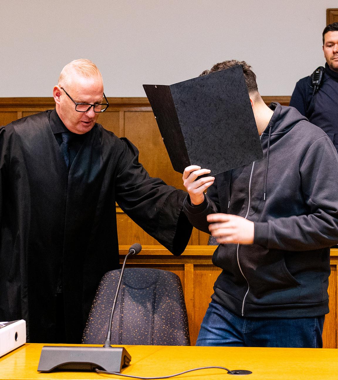 Der Angeklagte sitzt neben seinem Verteidiger Michael Rehberger in einem Sitzungssaal des Landgerichts Saarbrücken zu Beginn der Hauptverhandlung