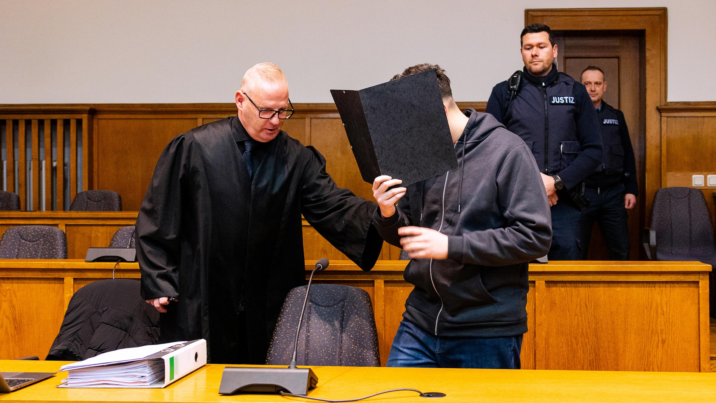 Der Angeklagte sitzt neben seinem Verteidiger Michael Rehberger in einem Sitzungssaal des Landgerichts Saarbrücken zu Beginn der Hauptverhandlung