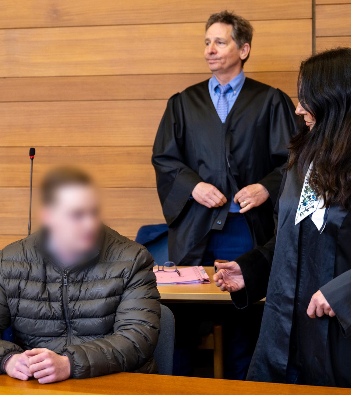19.03.2024, Bayern, Traunstein: Der Angeklagte (l.) im Prozess um den Tod der Studentin Hanna sitzt neben seiner Rechtsanwältin Regina Rick im Gerichtssaal des Landgerichts Traunstein.