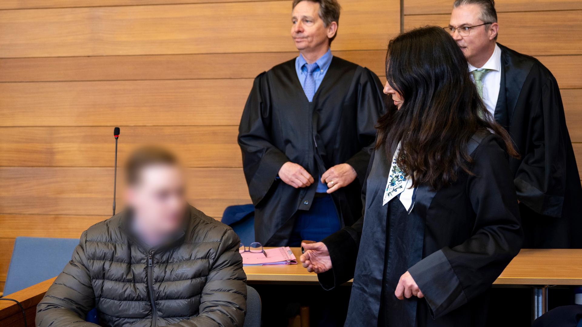 19.03.2024, Bayern, Traunstein: Der Angeklagte (l.) im Prozess um den Tod der Studentin Hanna sitzt neben seiner Rechtsanwältin Regina Rick im Gerichtssaal des Landgerichts Traunstein.