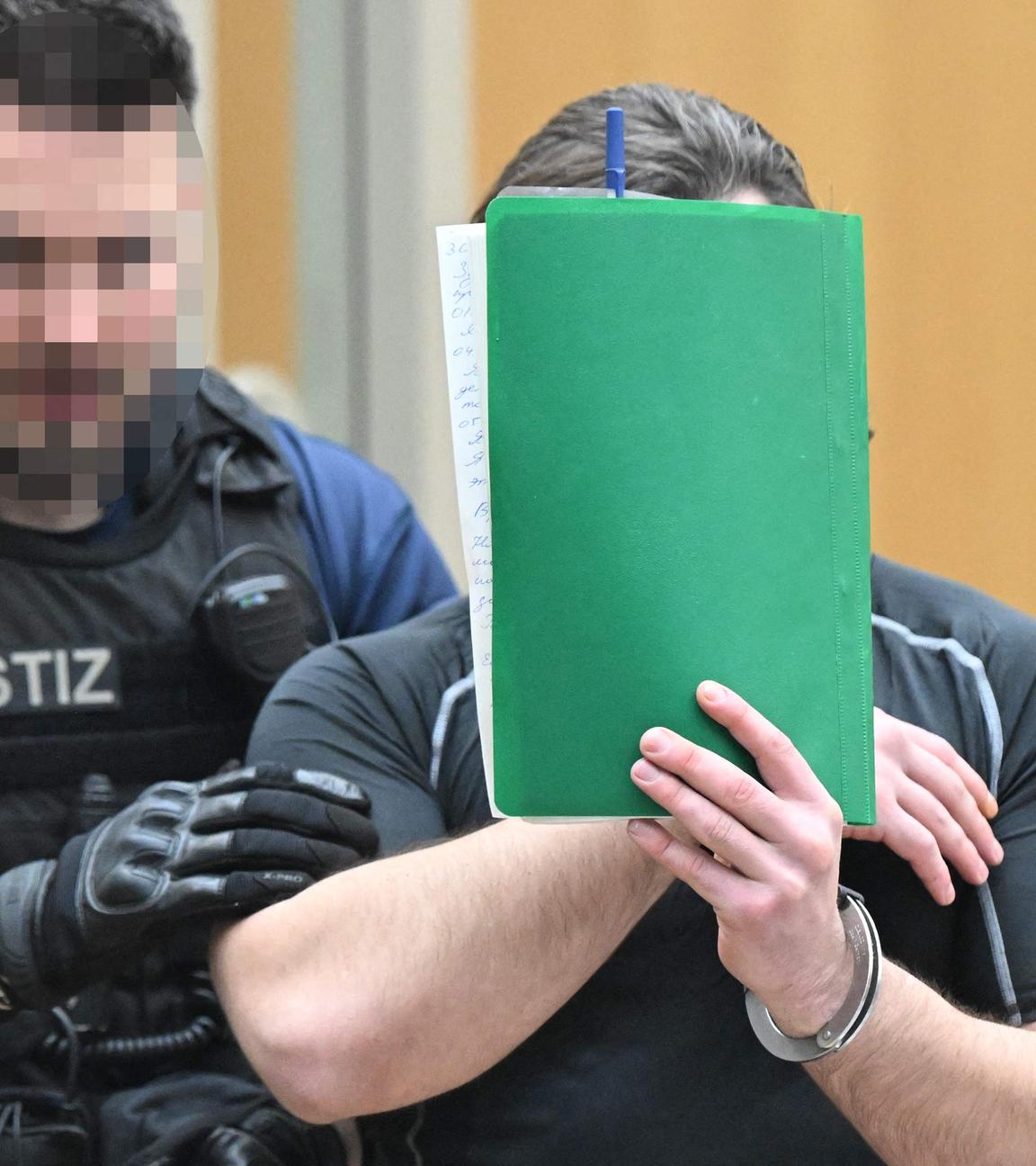 Der 30-jährige Angeklagte Jewhen B. im Gerichtssaal des Oberlandesgerichts Stuttgart-Stammheim ein.