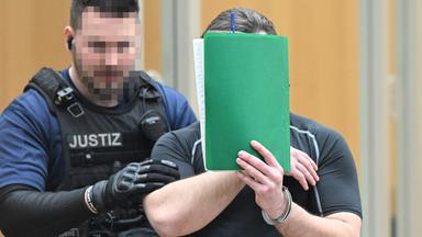 Der 30-jährige Angeklagte Jewhen B. im Gerichtssaal des Oberlandesgerichts Stuttgart-Stammheim ein.