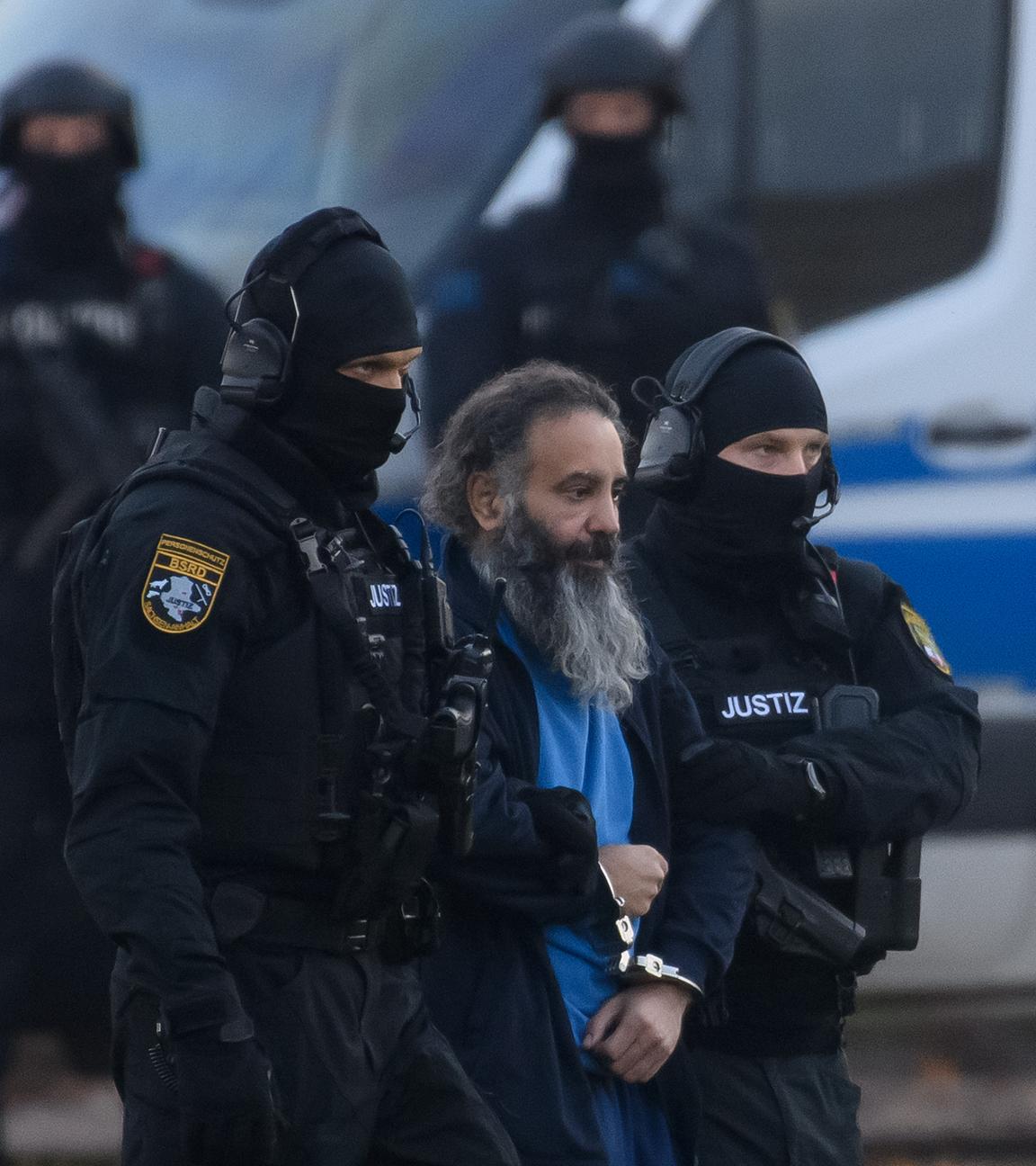 Justizbeamte führen Taleb al-Abdulmohsen auf dem Gelände der Landesbereitschaftspolizei zu einem Hubschrauber. Am Morgen begann der Prozess gegen Taleb al-Abdulmohsen, der am 20. Dezember 2024 über den Magdeburger Weihnachtsmarkt gefahren war.