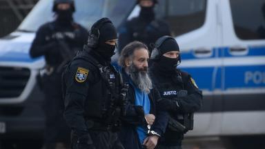 Justizbeamte führen Taleb al-Abdulmohsen auf dem Gelände der Landesbereitschaftspolizei zu einem Hubschrauber. Am Morgen begann der Prozess gegen Taleb al-Abdulmohsen, der am 20. Dezember 2024 über den Magdeburger Weihnachtsmarkt gefahren war.
