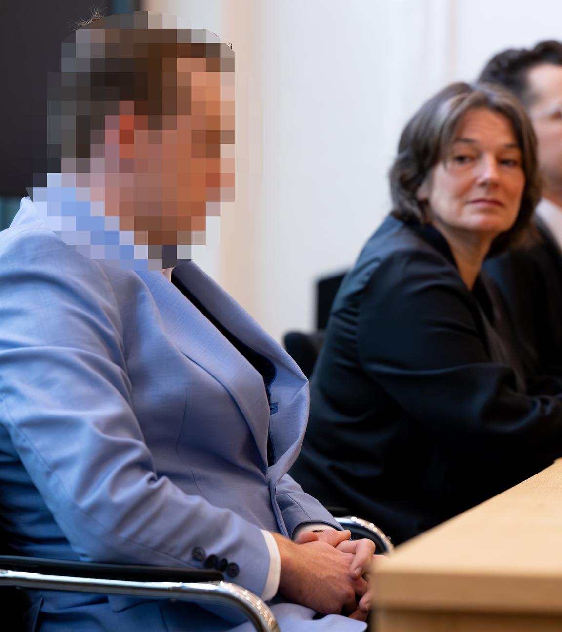 Bayern, Laufen: Der Angeklagte (l) sitzt mit seinen Anwälten Regina Rick und Yves Georg im Amtsgericht im Sitzungssaal. Archivbild