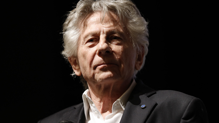 Mann im Portrait vor dunklem Hintergrund 