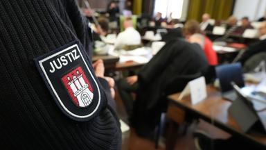 Archiv:  Die Angeklagten sitzen im Sitzungssaal im Strafjustizgebäude zu Beginn des Prozesses gegen die rechtsextreme Terrorgruppe "Letzte Verteidigungswelle". 