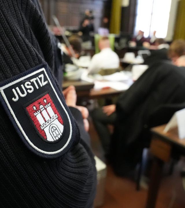 Archiv:  Die Angeklagten sitzen im Sitzungssaal im Strafjustizgebäude zu Beginn des Prozesses gegen die rechtsextreme Terrorgruppe "Letzte Verteidigungswelle". 