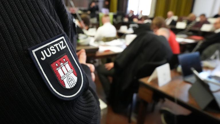 Archiv:  Die Angeklagten sitzen im Sitzungssaal im Strafjustizgebäude zu Beginn des Prozesses gegen die rechtsextreme Terrorgruppe "Letzte Verteidigungswelle". 