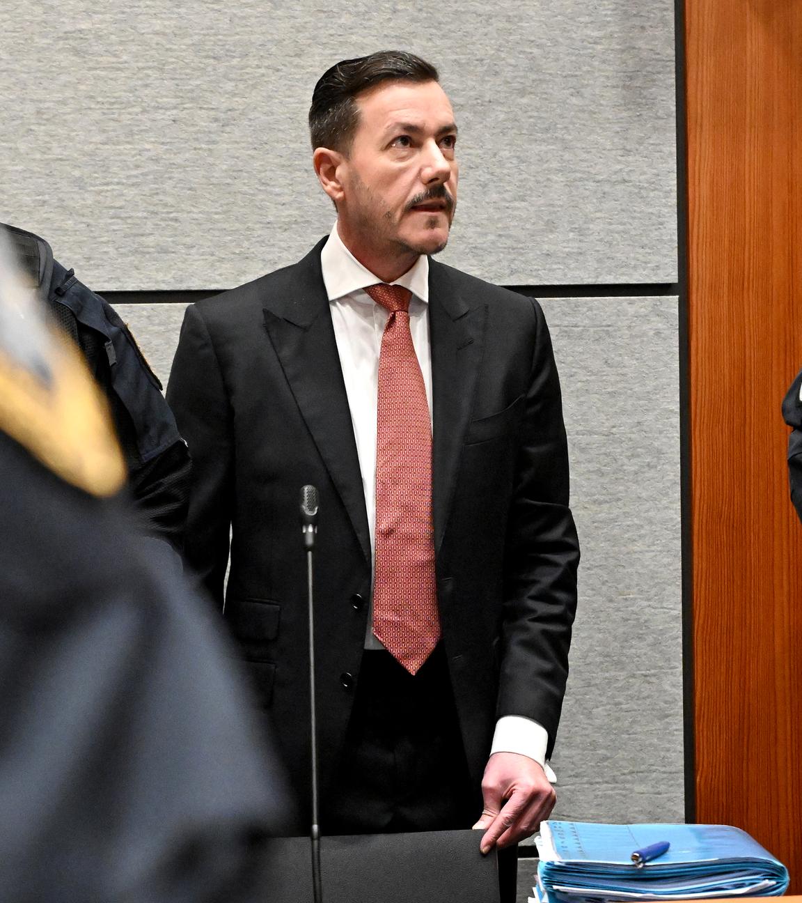 Österreich, Innsbruck: Der Angeklagte Rene Benko zu Beginn des Prozesses gegen den Signa-Gründer wegen des Vorwurfs der betrügerischen Krida.