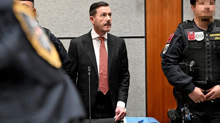 Österreich, Innsbruck: Der Angeklagte Rene Benko zu Beginn des Prozesses gegen den Signa-Gründer wegen des Vorwurfs der betrügerischen Krida.