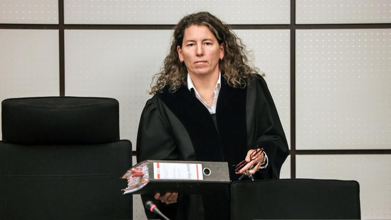 Richterin mit Prozessakte