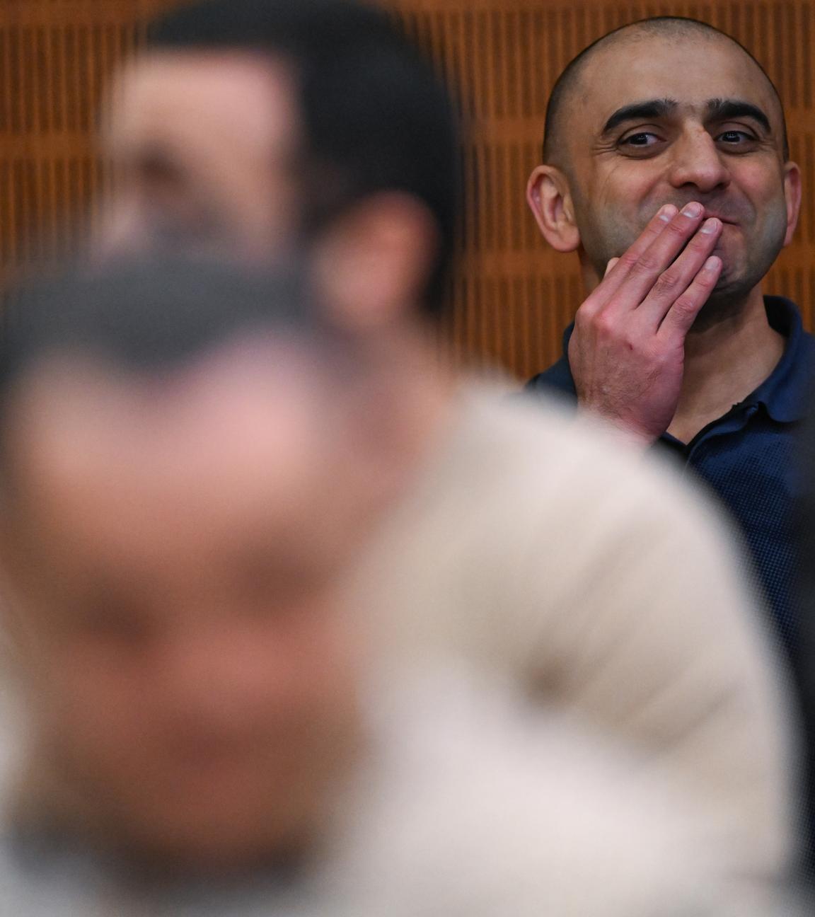 Einer der drei Angeklagten, der Russe Arman S. (r), sitzt im Gerichtssaal hinter den beiden anderen Angeklagten am Eröffnungstag des Prozesses gegen drei Männer, denen Spionage für Russland vorgeworfen wird. Drei Männer sollen für einen russischen Geheimdienst einen Mann im Visier gehabt haben. Ein entscheidendes Treffen soll in einem Café in Frankfurt geplant gewesen sein. 