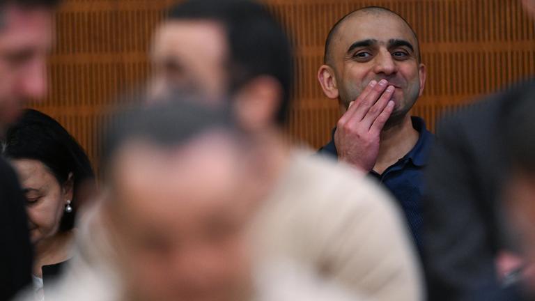 Einer der drei Angeklagten, der Russe Arman S. (r), sitzt im Gerichtssaal hinter den beiden anderen Angeklagten am Eröffnungstag des Prozesses gegen drei Männer, denen Spionage für Russland vorgeworfen wird. Drei Männer sollen für einen russischen Geheimdienst einen Mann im Visier gehabt haben. Ein entscheidendes Treffen soll in einem Café in Frankfurt geplant gewesen sein. 