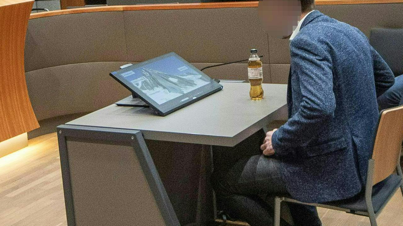 Der Angeklagte sitzt im Saal im Prozess wegen grob fahrlässiger Tötung