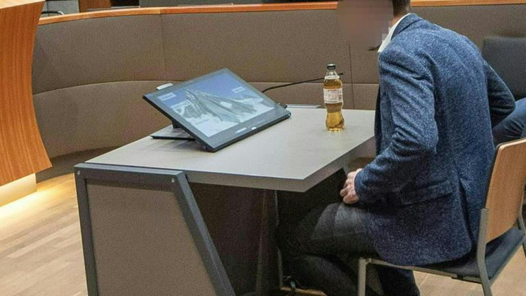 Der Angeklagte sitzt im Saal im Prozess wegen grob fahrlässiger Tötung