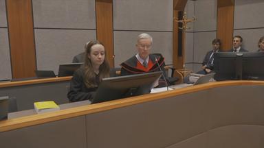 Der Angeklagte sitzt im Saal im Prozess wegen grob fahrlässiger Tötung