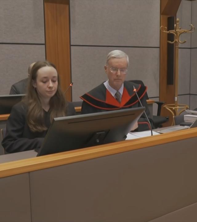 Der Angeklagte sitzt im Saal im Prozess wegen grob fahrlässiger Tötung