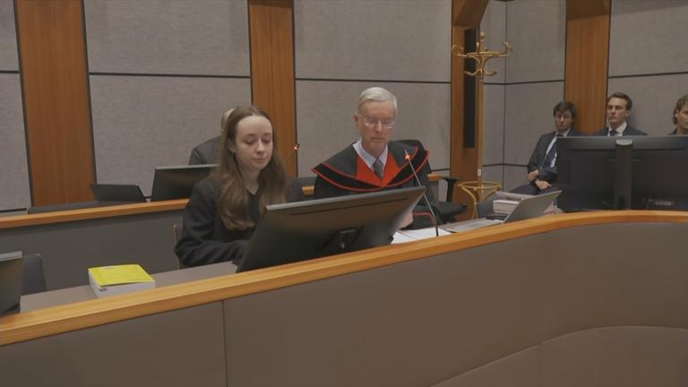 Der Angeklagte sitzt im Saal im Prozess wegen grob fahrlässiger Tötung