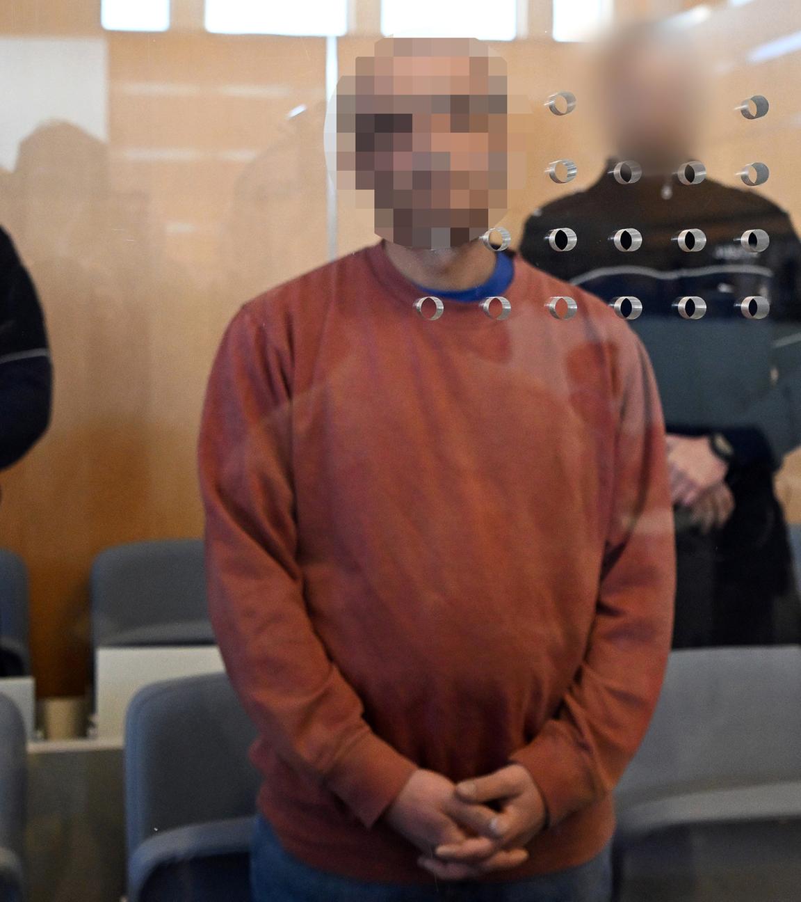 Nordrhein-Westfalen, Düsseldorf: Der Angeklagte Mahmoud M. (M) wartet auf den Beginn des Prozesses um einen mutmaßlich islamistisch motivierten Messeranschlag auf Fußballfans in Bielefeld.