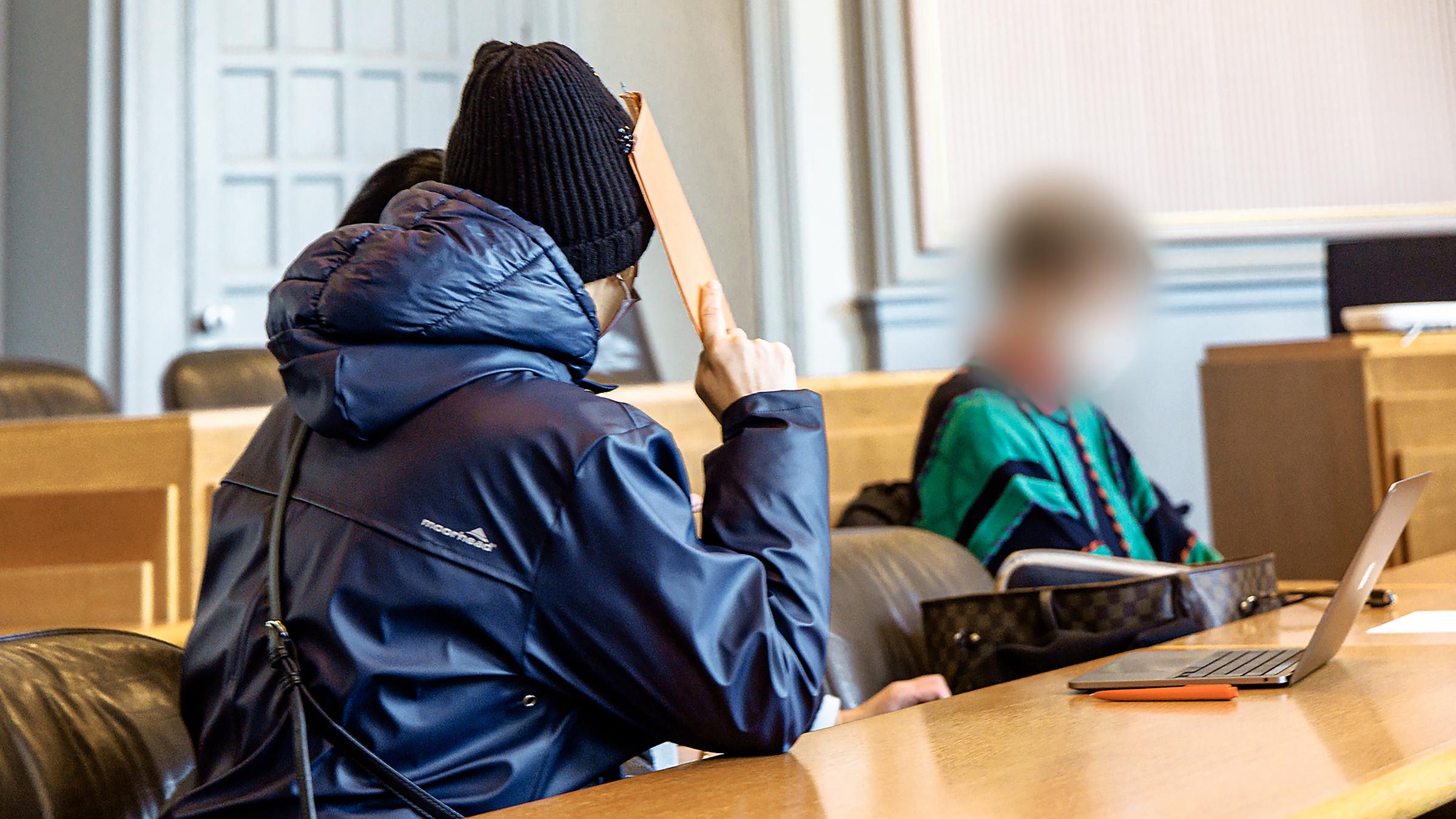 Die beiden Angeklagten sitzen im Gerichtssaal. Sie sollen im Oktober 2019 den Tod eines der Angeklagten durch ein Bootsunglück auf der Ostsee vorgetäuscht haben, aufgenommen am 01.03.2024