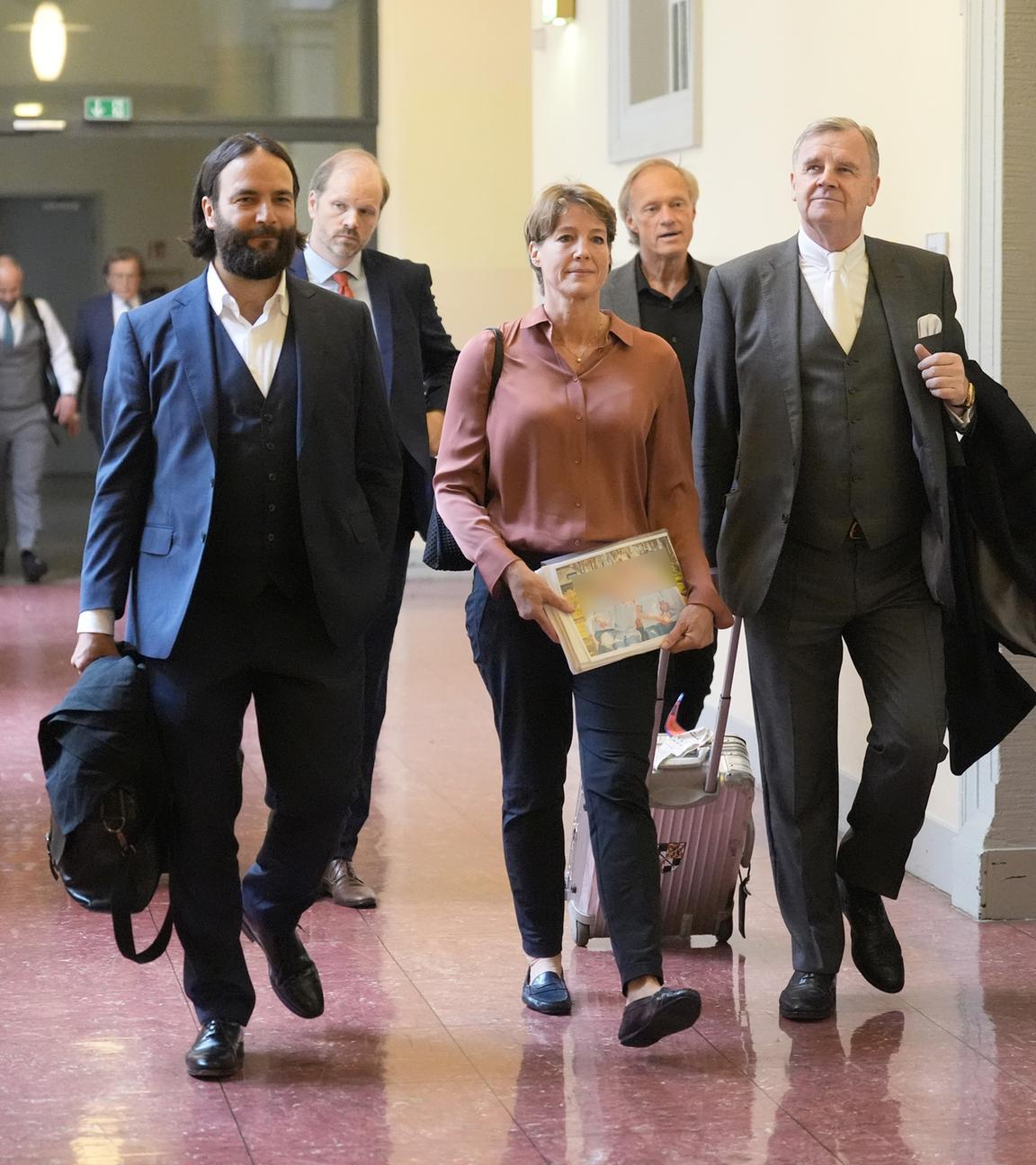 Christina Block (3.v.r), deutsche Gastronomin und Unternehmerin, und ihr Verteidiger Ingo Bott (l) und ihr Verteidiger Otmar Kury (r) sowie Gerhard Delling (2.v.r), Fernsehmoderator und Sportjournalist, und sein Verteidiger David Rieks (2.v.l) gehen in den Sitzungssaal im Strafjustizgebäude zum Prozess wegen mutmaßlicher Kindesentführung. In einer Nacht-und-Nebel-Aktion wurden in der Silvesternacht 2023/24 zwei Kinder der Gastronomie-Unternehmerin C. Block von Dänemark nach Deutschland gebracht. 
