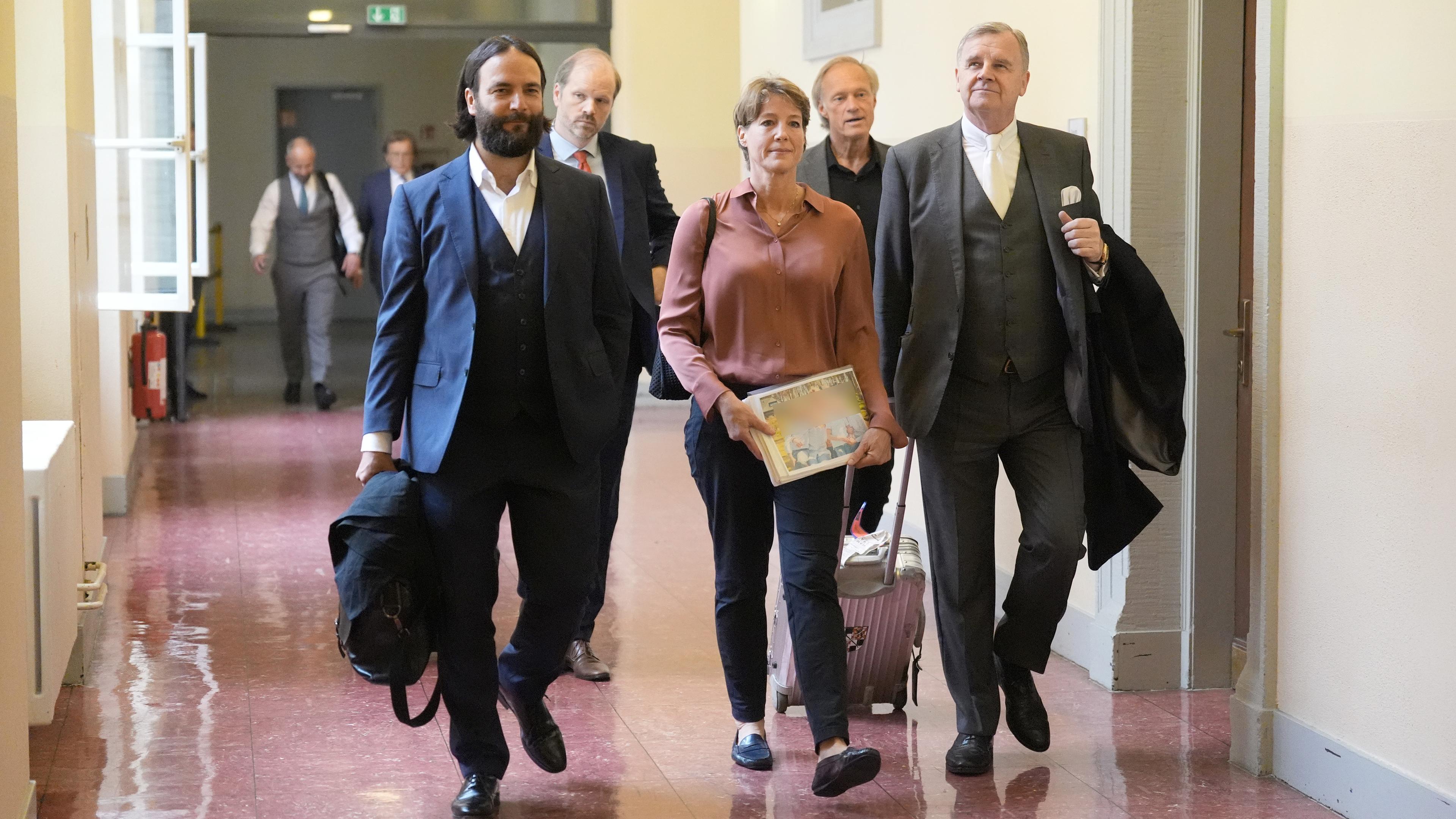 Christina Block (3.v.r), deutsche Gastronomin und Unternehmerin, und ihr Verteidiger Ingo Bott (l) und ihr Verteidiger Otmar Kury (r) sowie Gerhard Delling (2.v.r), Fernsehmoderator und Sportjournalist, und sein Verteidiger David Rieks (2.v.l) gehen in den Sitzungssaal im Strafjustizgebäude zum Prozess wegen mutmaßlicher Kindesentführung. In einer Nacht-und-Nebel-Aktion wurden in der Silvesternacht 2023/24 zwei Kinder der Gastronomie-Unternehmerin C. Block von Dänemark nach Deutschland gebracht. 