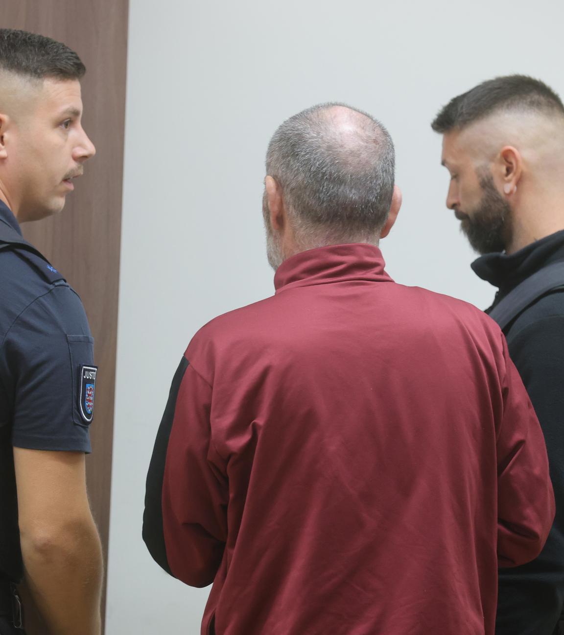 Archiv: Der Angeklagte (M) wird von Justizbeamten in den Gerichtssaal geführt. 