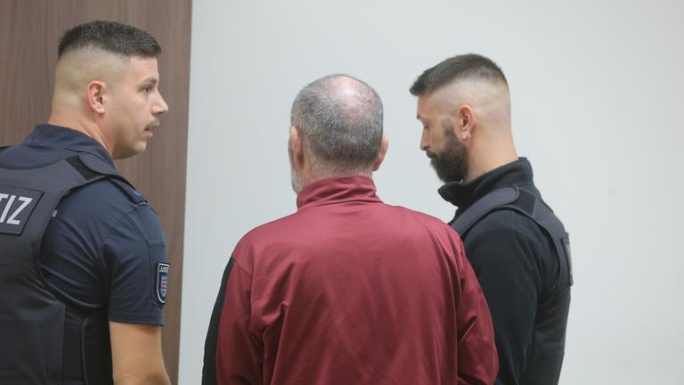 Archiv: Der Angeklagte (M) wird von Justizbeamten in den Gerichtssaal geführt. 