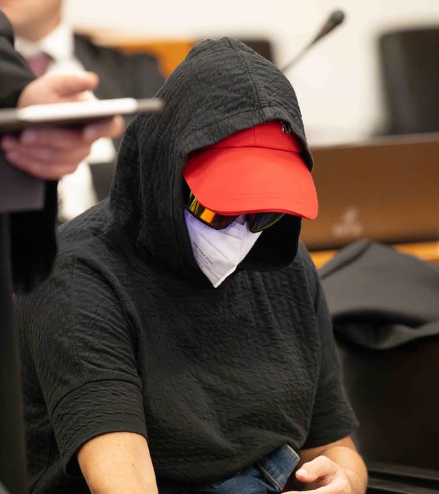Hessen, Kassel: Eine Angeklagte nimmt zum Prozess um den Lebensmittelskandal beim früheren Wurstwarenhersteller Wilke im Landgericht Platz.