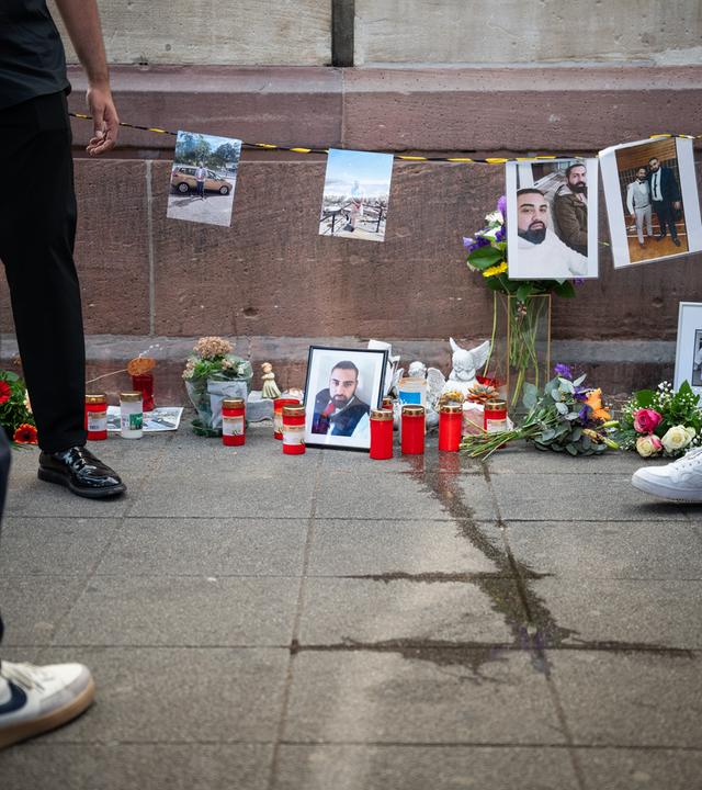  Baden-Württemberg, Mannheim: Bilder des verstorbenen Zugbegleiters und Kerzen stehen an der Gedenkstätte am Mannheimer Hauptbahnhof. Fünf Monate nach dem brutalen Angriff auf einen Zugbegleiter in Rheinland-Pfalz ist der Angeklagte zu zehn Jahren Gefängnis verurteilt worden.