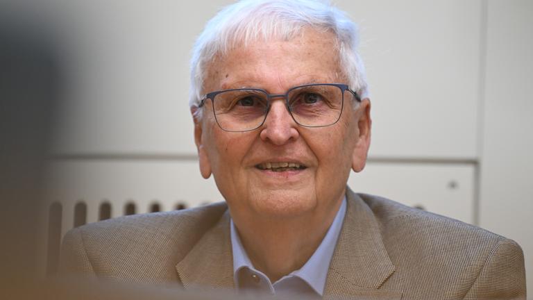Der frühere DFB-Präsident Theo Zwanziger hat zu Beginn der Verhandlung im Verfahren um die Sommermärchen-Affäre im Gerichtssaal des Landgerichts Platz genommen. 